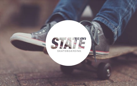 Interior de la tienda State BCN mostrando tablas Powell Peralta, ruedas Bones, grips Jessup y accesorios para skaters en Barcelona.