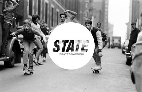 Interior de la tienda State BCN mostrando tablas Powell Peralta, ruedas Bones, grips Jessup y accesorios para skaters en Barcelona.