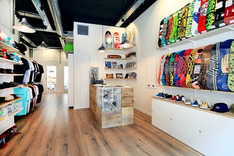 Interior de la tienda State BCN mostrando tablas Powell Peralta, ruedas Bones, grips Jessup y accesorios para skaters en Barcelona.