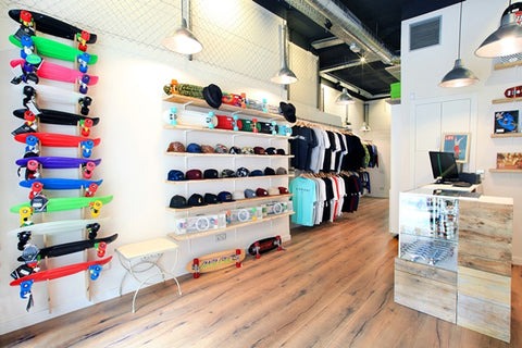 Interior de la tienda State BCN mostrando tablas Powell Peralta, ruedas Bones, grips Jessup y accesorios para skaters en Barcelona.